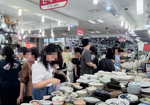 고물가에 2030은 '남대문시장 풀코스'…그릇·사우나템 사러 '북적'