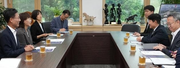 김병삼 영천시장, 한국마사회장에 '본사 영천 이전 제안서' 전달