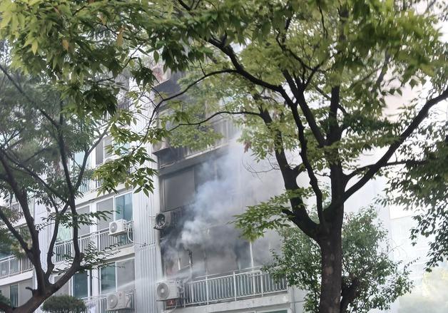 인천 아파트 거실서 화재…70대 남성 사망