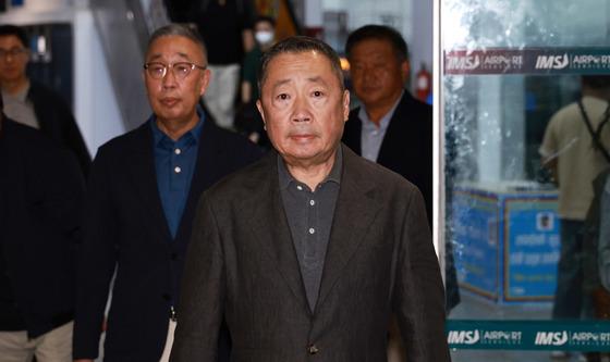 두산 박정원 회장·박지원 부회장, 네팔 도착