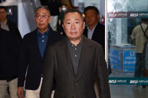 두산 박정원 회장·박지원 부회장, 네팔 도착