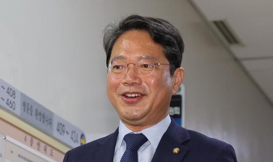 취재진 질의 답변하는 김승원 법무장관 후보자
