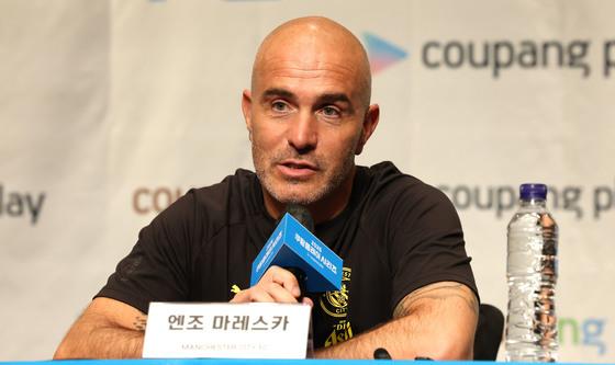 취재진 질문 답하는 엔조 마레스카 맨시티 감독