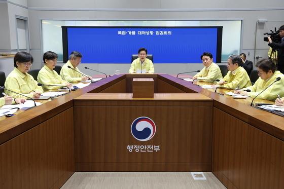 李대통령 "비상한 각오로 폭염·가뭄 전방위 대응 체계 가동"