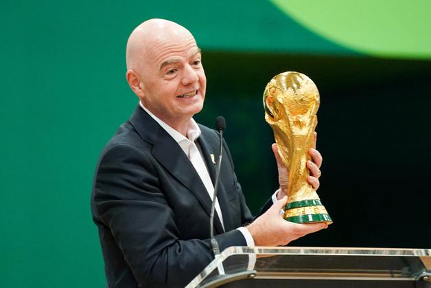 인판티노 FIFA 회장, 여직원과 부적절 관계에 거액 퇴직금 지급 논란