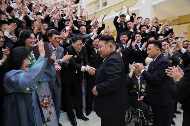 김정은, 국립교향악단 80주년 기념사진…국가표창 수여[데일리 북한]