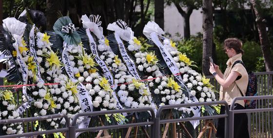 ‘공원을 지켜라’…근조화환 뒤덮은 용산어린이정원