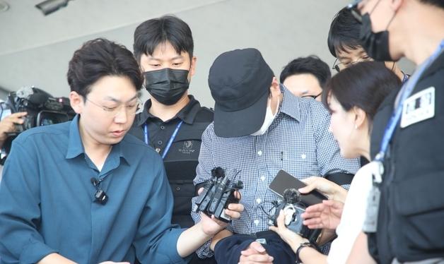 취재진 질문에 '침묵'하는 부 경장