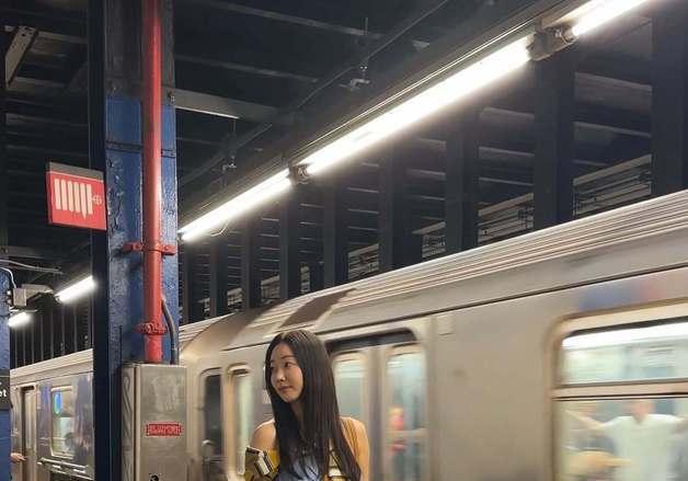김사랑, 뉴욕 일상 공개…48세 나이에도 늘씬한 비율 자랑 [N샷]