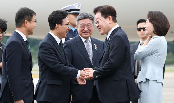 김민석 대표와 인사하는 이재명 대통령