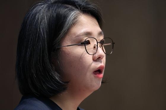 '남편 3억원 급여 논란' 용혜인 사건 고발인 조사…용혜인은 의혹 반박
