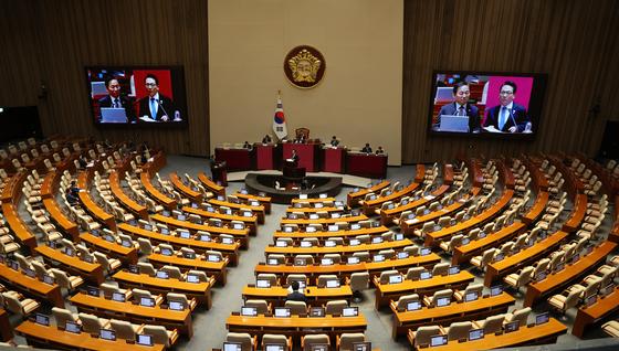 빈자리 가득한 국회 본회의 대정부질문