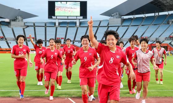 방글라데시 10-0 완파한 북한 여자축구, 기쁨의 손짓