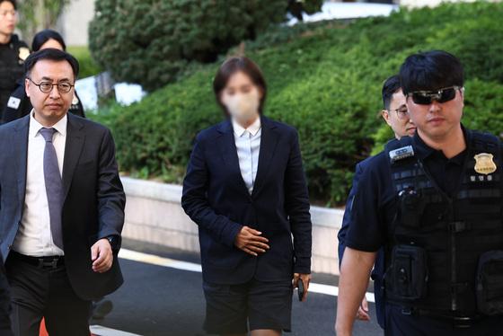 '김승원 신약 청탁' 브로커·제넨셀 창업주 법원 출석…'묵묵부답'