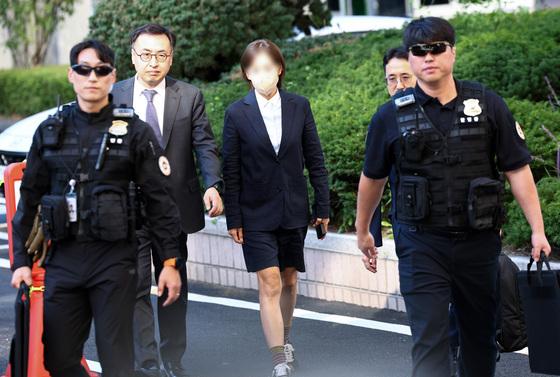 브로커 양씨, 반바지 차림 법원 출석…'김승원 오빠' '청탁' 질문에 침묵(종합)