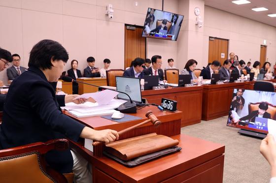 野, 與 김승원 채택 강행 기류에 "답정너 면죄부…밤새 청와대 오더 받았나"