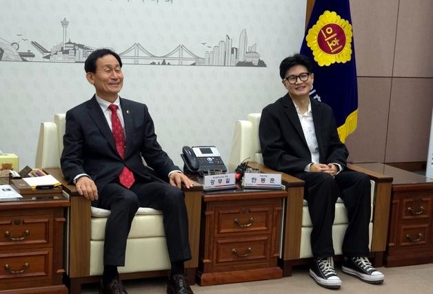 부산시의회 찾은 한동훈…"2028년 총선, 보수 동남풍 불어야"