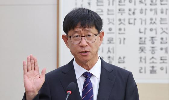 선서하는 최길수 특별감찰관 후보자