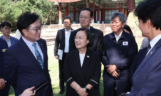 미소짓는 한성숙 총리