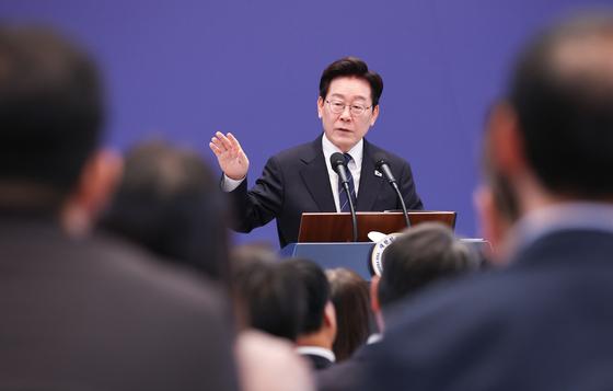 李대통령 지지율 42%, 설 연휴보다 23%p↓…기자회견 긍·부정 44%로 동률