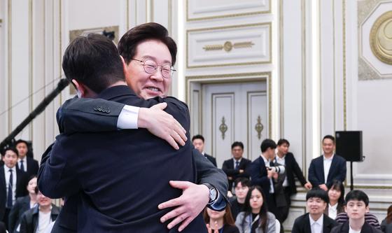 이재명 대통령 '청년들과 인사'