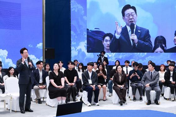 李대통령 지지율 34.8%…10주 만에 '하락세 멈춤' [리얼미터]