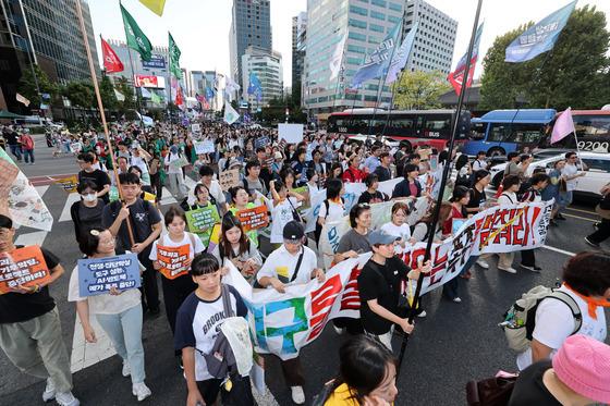 "기후위기 부담, 미래에 전가 말라"…광화문 도로에 드러누운 시민들