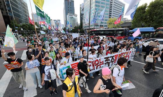 메가프로젝트 추진 중단 촉구하며 행진하는 참석자들