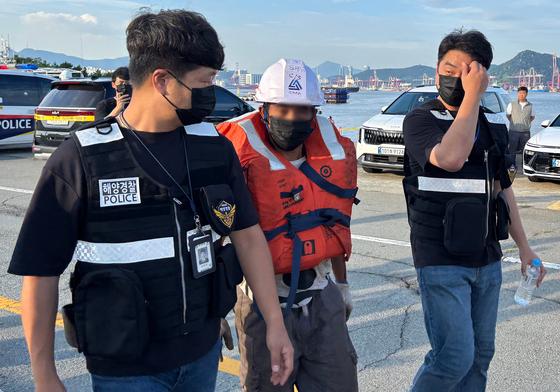 부산 오륙도 해상서 예인선 전복…1명 구조·1명 사망…6명 수색 중(종합)