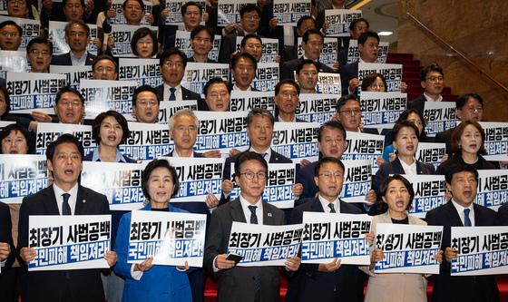 조희대 대법원장 규탄 구호 외치는 더불어민주당