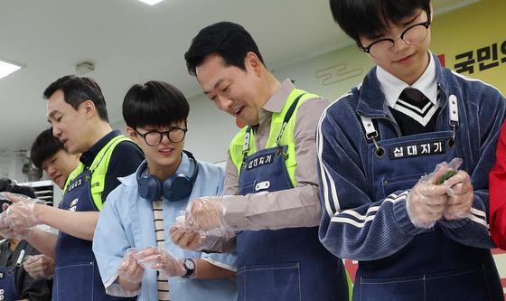 송편 만드는 장동혁 대표