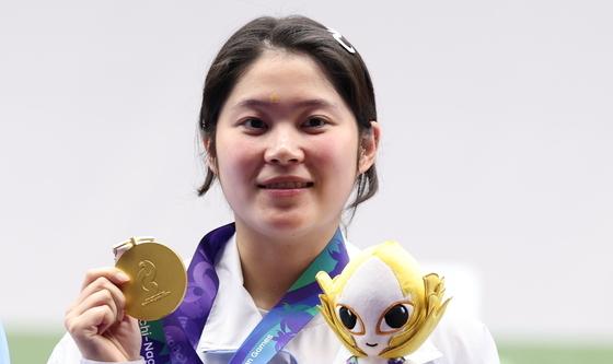 금메달 든 추가은 '사격 첫 금'