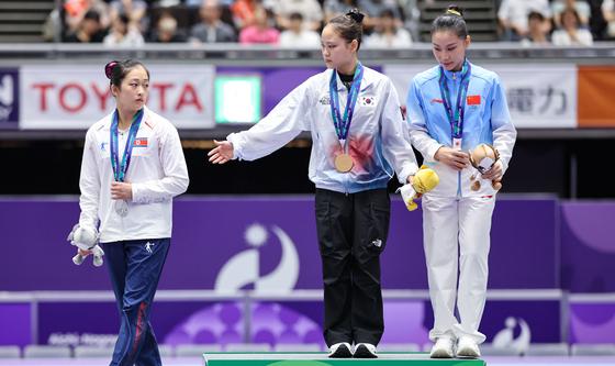 '같이 찍어요'…北 안창옥 향해 손짓하는 여서정