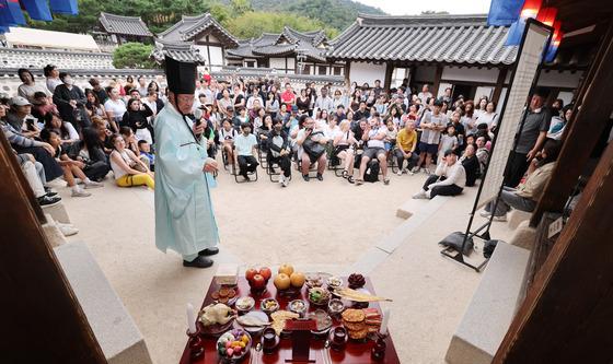 전통 추석 차례상 '관심집중'