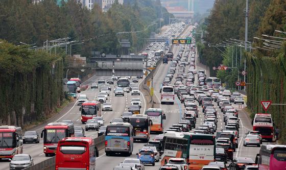 추석 고속도로 '양방향 모두 정체'