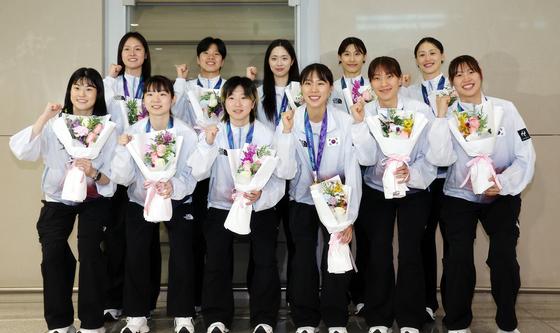 대한민국 여자농구대표팀, 12년 만에 금빛 미소 안고 귀국
