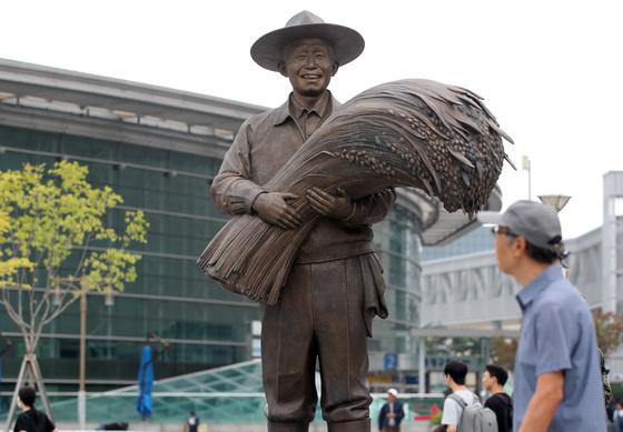 "박정희 동상 논란, 법원 판단 아닌 시민 숙의 통해 풀자"