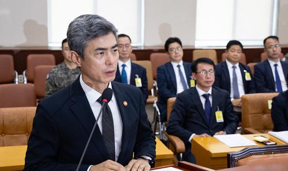 국방위 출석해 DMZ 지뢰 폭발 사고 현안보고하는 강신철 국방장관