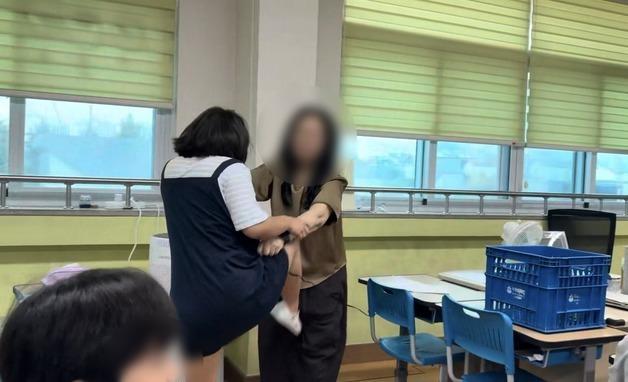 교사 머리채 잡고 발길질 한 초등생 부모, 피해교사·교감 등 고소