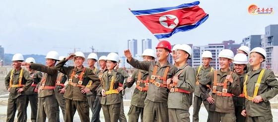 "구호만 바꾸면 학교"…김정은도 질타한 北 지방공장 '복붙 설계'