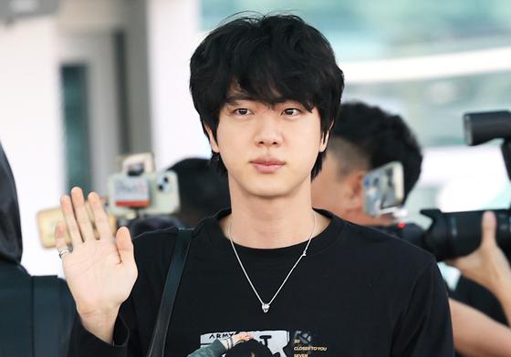 [뉴스1 ★] BTS 진, 막내가 자랑스러운 맏형…정국 티셔츠 입고 출국
