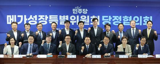 메가성장특위 당정…"연내 메가특구특별법 제정 총력" 한목소리