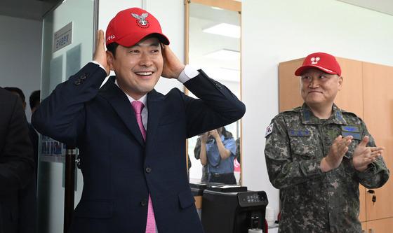 공군 교관모 착용하는 장동혁