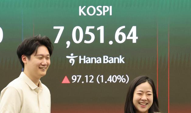 코스피 1.4% 상승  7,000피 탈환