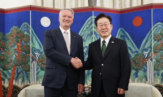 마티아스 코먼 OECD 사무총장과 악수하는 이재명 대통령