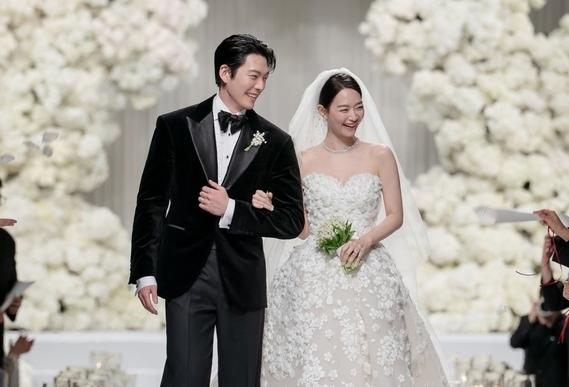 신민아♥김우빈 결혼식 공개…영화 한 장면 같은 순간