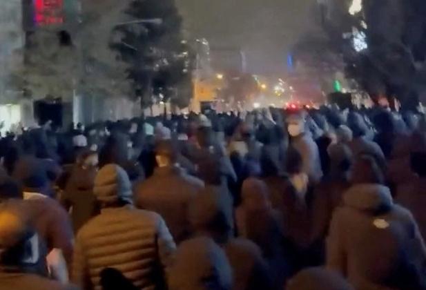 이란 시위서 '대량 학살' 벌어졌나…"軍, 사람들 얼굴에 총 쏴"