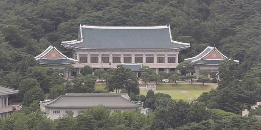 "밤·새벽에도 알림"…하루 5.7건 대통령 X 소통에 부처는 '밤샘 보고'