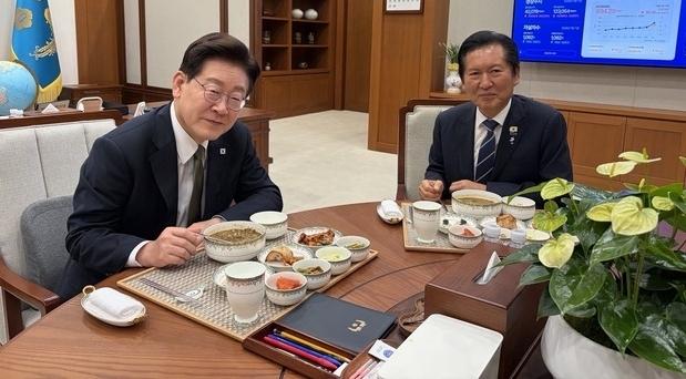 李대통령, 정청래 전 대표와 4시간 만찬…강훈식 비서실장 배석