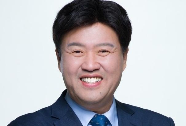 '대통령 측근' 김용, 출판기념회…"부산의 이재명들과 함께"